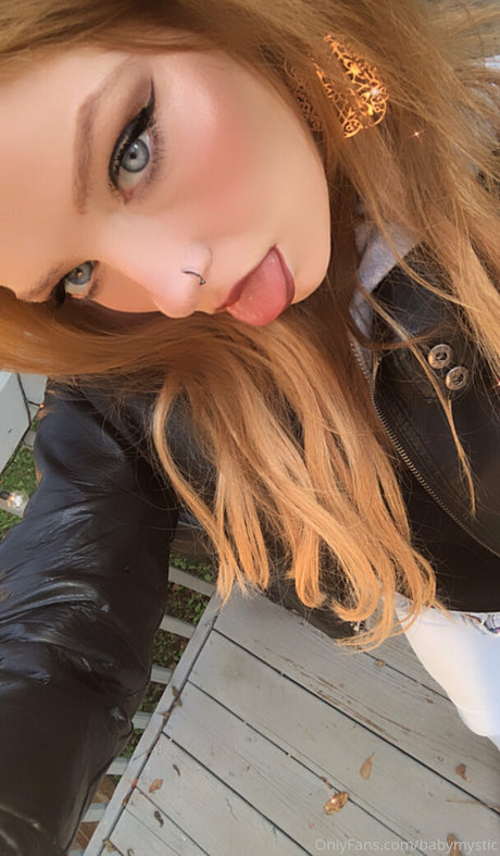 Naakte gelekte OnlyFans-foto van Babymystic