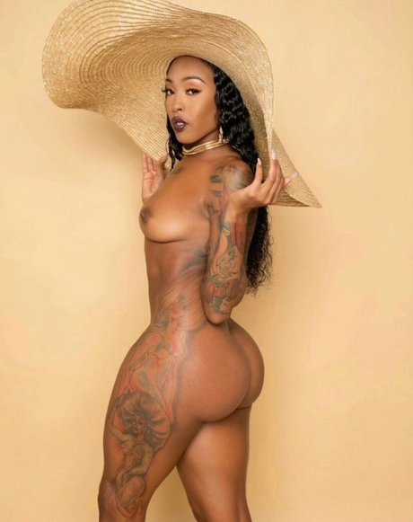Naakte gelekte OnlyFans-foto van Nikita Knight
