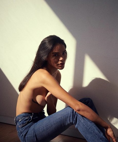 Naakte gelekte OnlyFans-foto van Noya Ariely