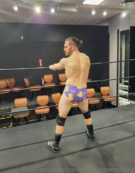 Naakte gelekte OnlyFans-foto van Pandemicprowrestling