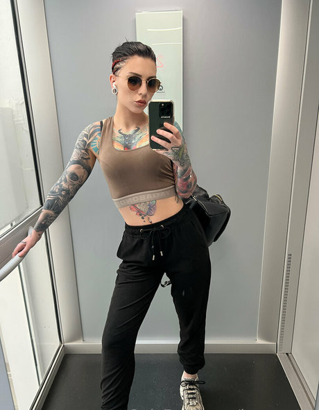 Naakte gelekte OnlyFans-foto van Inescarter