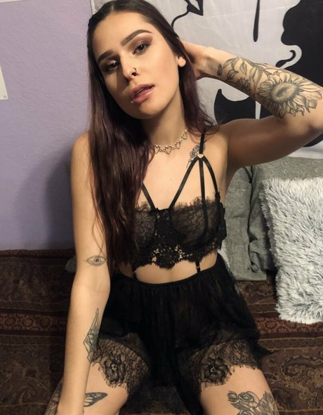 Naakte gelekte OnlyFans-foto van Tatteddbeautyy