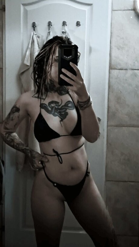Naakte gelekte OnlyFans-foto van Satana 7