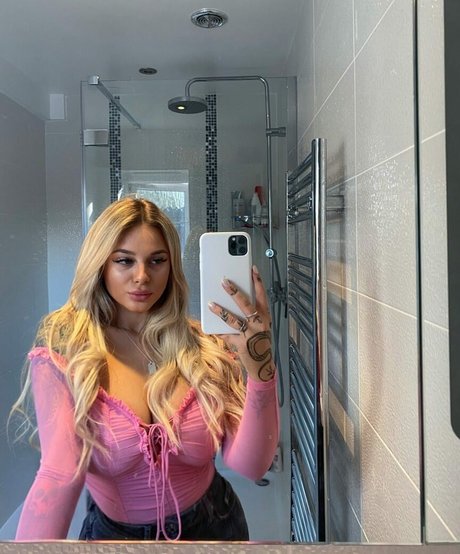 Naakte gelekte OnlyFans-foto van Andelika