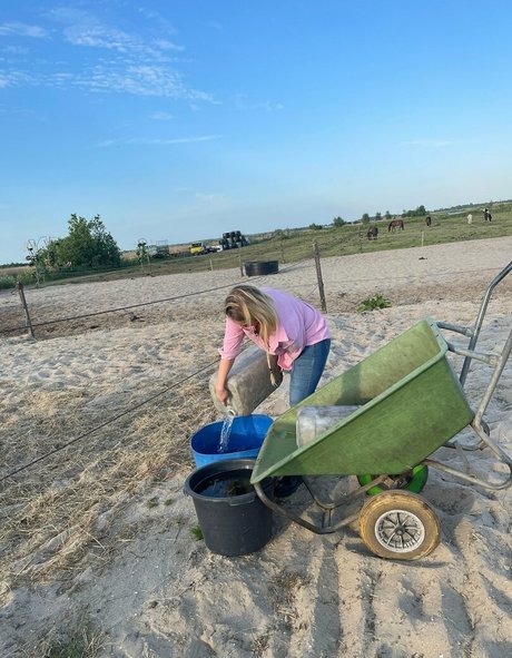 Naakte gelekte OnlyFans-foto van Kellymilanaughtycowgirl
