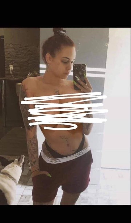Naakte gelekte OnlyFans-foto van Lili Laskai