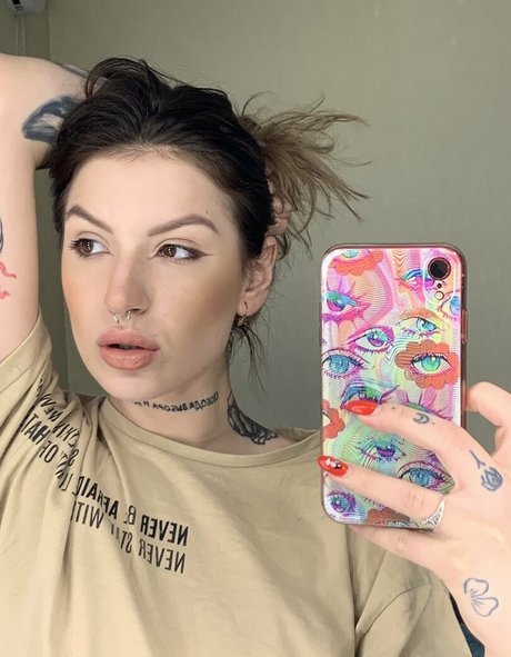 Naakte gelekte OnlyFans-foto van Steishaginnes