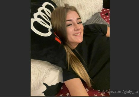 Naakte gelekte OnlyFans-foto van Giulyita