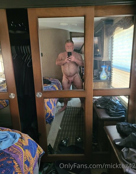 Naakte gelekte OnlyFans-foto van Micktoz42