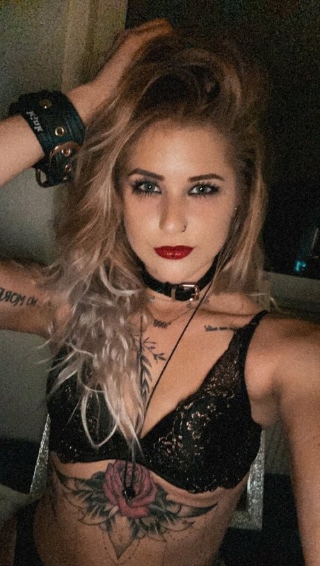 Naakte gelekte OnlyFans-foto van Joymontana