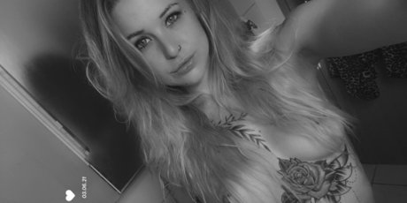 Naakte gelekte OnlyFans-foto van Joymontana