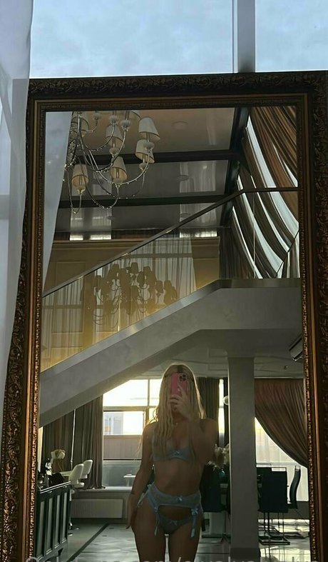 Naakte gelekte OnlyFans-foto van Olyalyalyalya