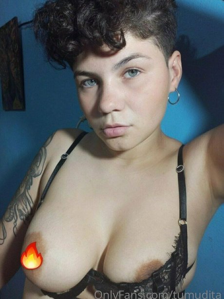 Naakte gelekte OnlyFans-foto van Tumudita