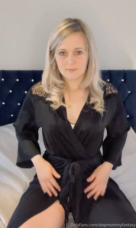 Naakte gelekte OnlyFans-foto van Stepmommyfantasy