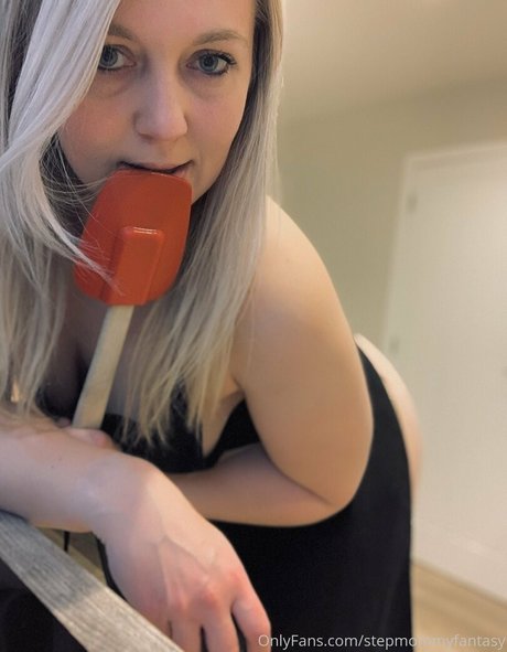 Naakte gelekte OnlyFans-foto van Stepmommyfantasy