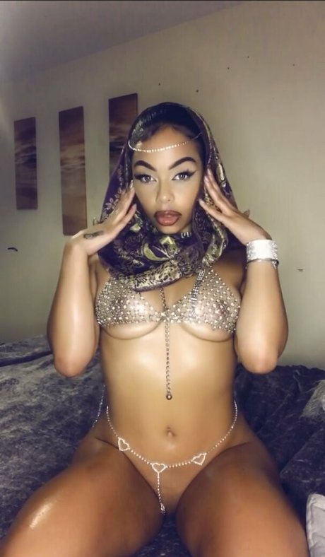 Naakte gelekte OnlyFans-foto van Madison Khan