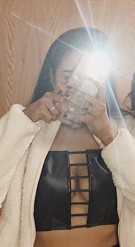 Naakte gelekte OnlyFans-foto van Nerdysara