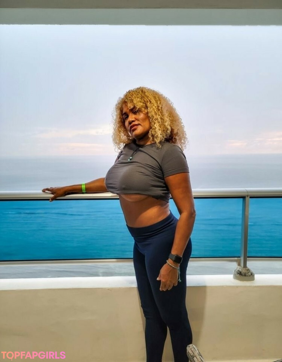 Naakte gelekte OnlyFans-foto van Mango Maddy #7 Naakte gelekte OnlyFans-foto van Mango Maddy #7