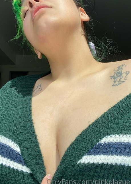 Naakte gelekte OnlyFans-foto van Pinkplague