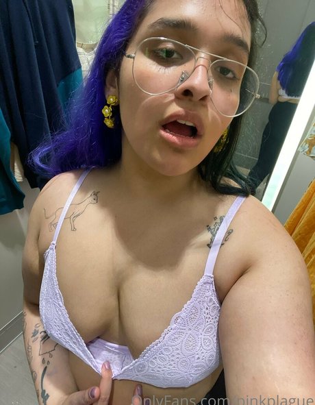 Naakte gelekte OnlyFans-foto van Pinkplague