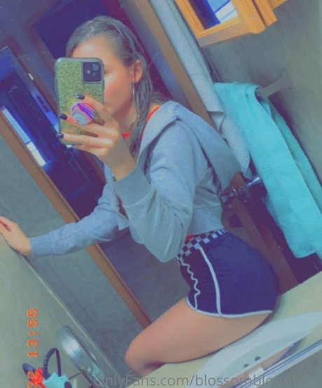 Naakte gelekte OnlyFans-foto van Blossomblooms71