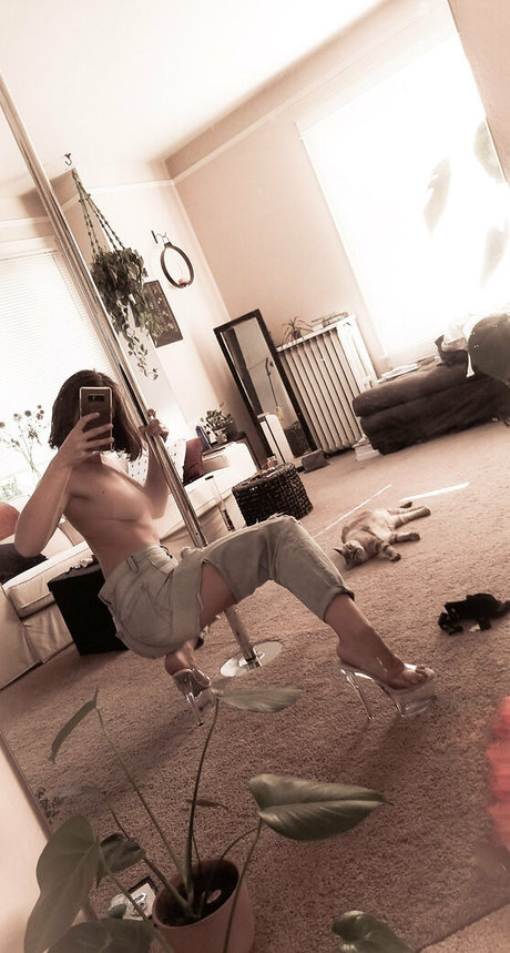 Naakte gelekte OnlyFans-foto van Pinkmynk