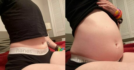 Naakte gelekte OnlyFans-foto van Bellyenby2