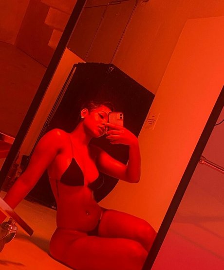 Naakte gelekte OnlyFans-foto van Nianolong