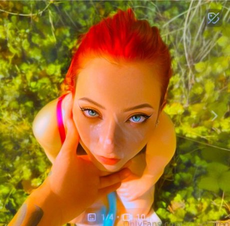 Naakte gelekte OnlyFans-foto van Erinnisiren