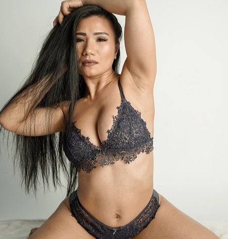 Naakte gelekte OnlyFans-foto van Tina Kham