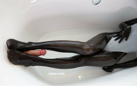 Naakte gelekte OnlyFans-foto van Fetishfaith