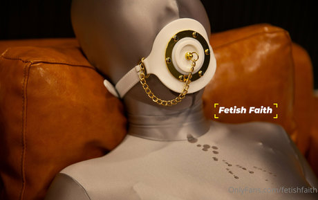 Naakte gelekte OnlyFans-foto van Fetishfaith
