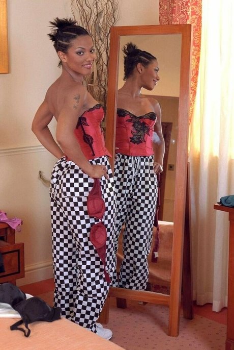 Naakte gelekte OnlyFans-foto van Freema Agyeman