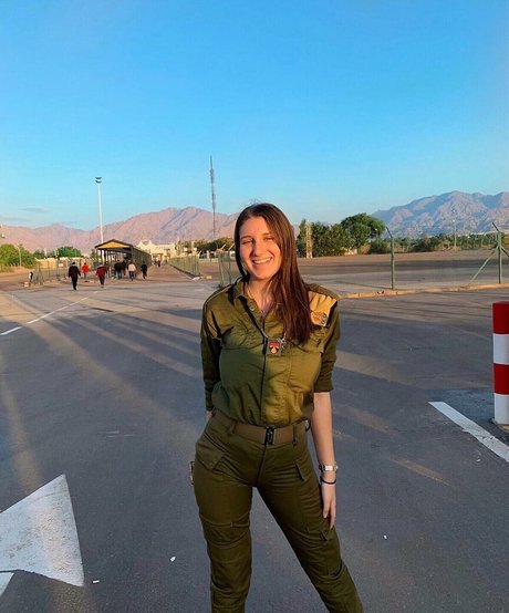 Naakte gelekte OnlyFans-foto van Shira Shabat