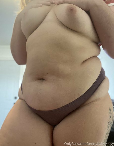 Naakte gelekte OnlyFans-foto van Prettybabyykayy