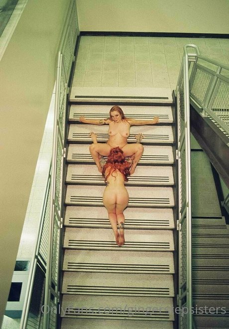 Naakte gelekte OnlyFans-foto van Gingerstepsisters