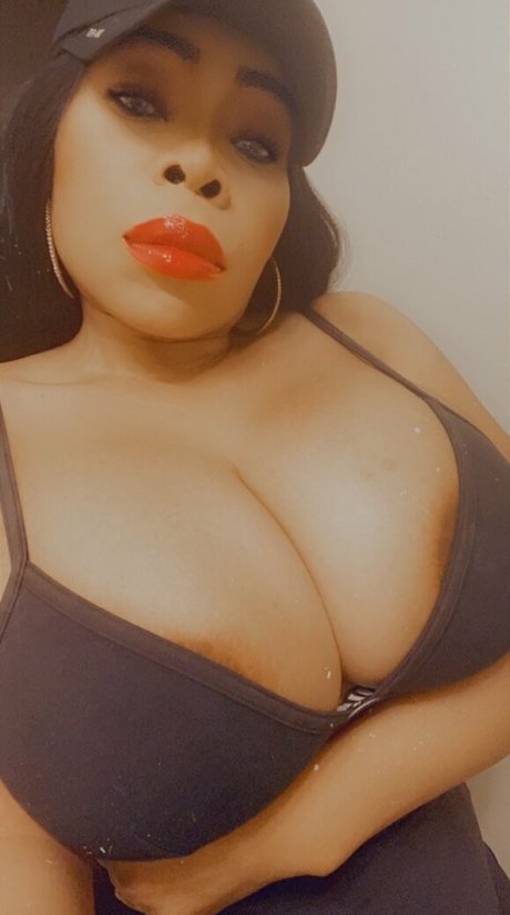 Naakte gelekte OnlyFans-foto van Nubianbeautyxxx