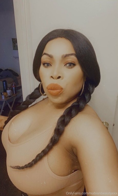 Naakte gelekte OnlyFans-foto van Nubianbeautyxxx