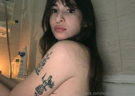 Naakte gelekte OnlyFans-foto van Lovelylolllaaaaaaa