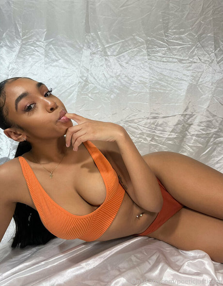 Naakte gelekte OnlyFans-foto van Poeticjusticeee