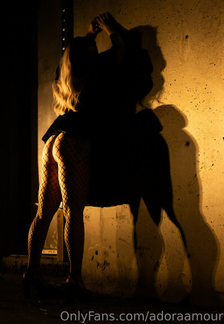 Naakte gelekte OnlyFans-foto van Adoraamour