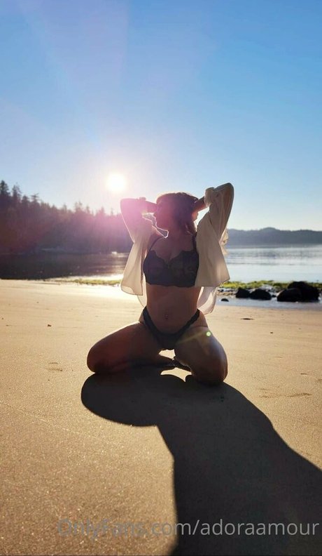 Naakte gelekte OnlyFans-foto van Adoraamour