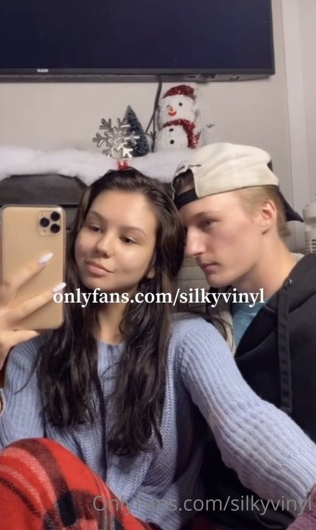 Naakte gelekte OnlyFans-foto van Silkyvinyl