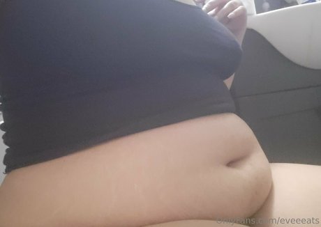 Naakte gelekte OnlyFans-foto van Eveeeats