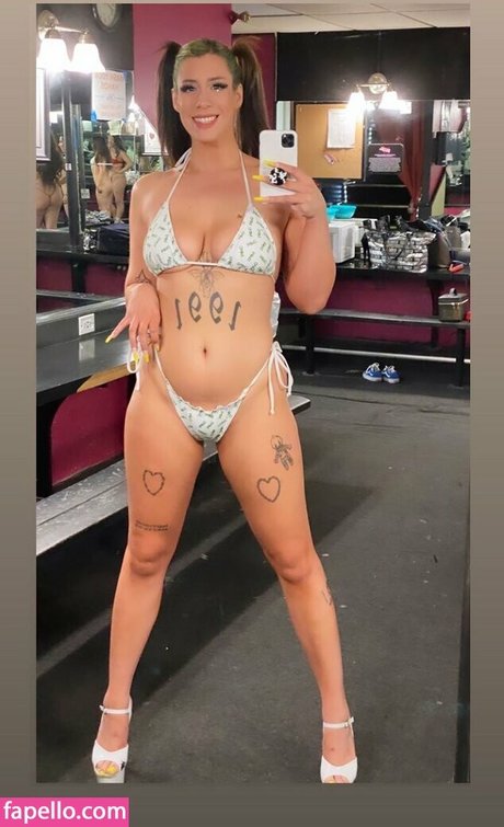 Naakte gelekte OnlyFans-foto van Gothkaren
