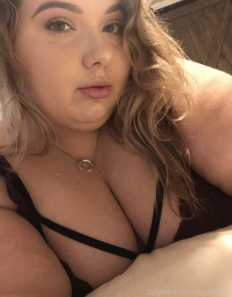 Naakte gelekte OnlyFans-foto van Ssbbwkenzi