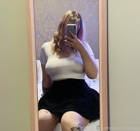 Naakte gelekte OnlyFans-foto van Puppywife