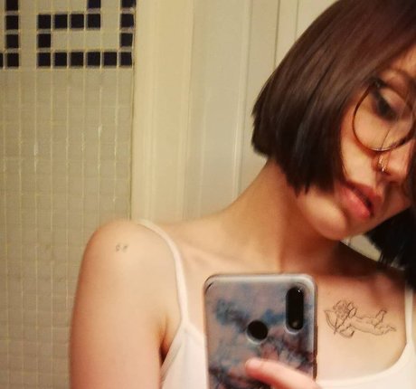Naakte gelekte OnlyFans-foto van Vxlqymia