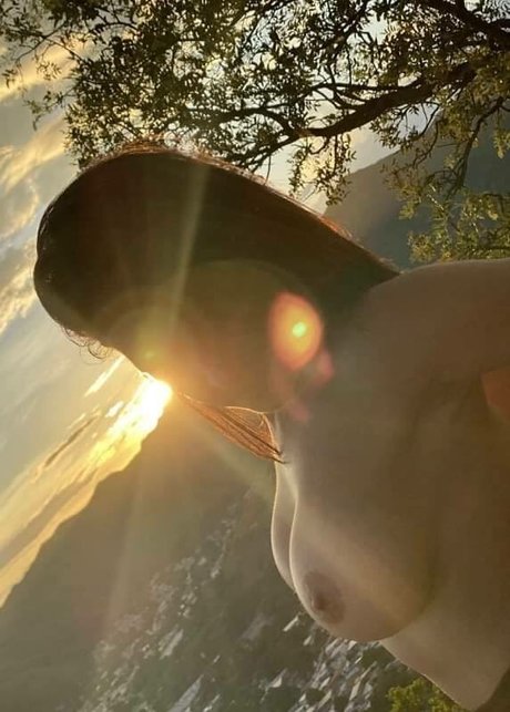 Naakte gelekte OnlyFans-foto van Rossanacgi