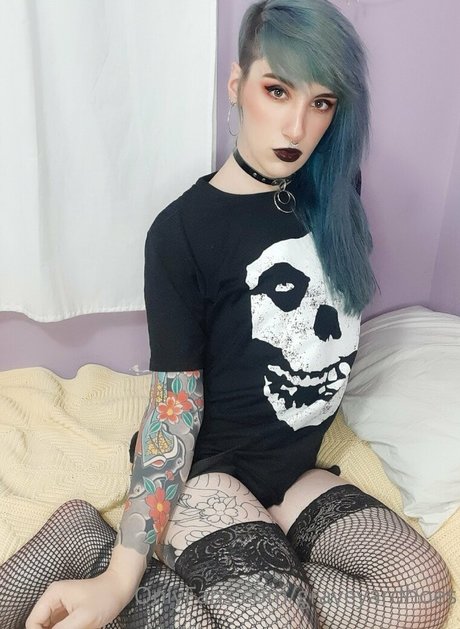Naakte gelekte OnlyFans-foto van Graveyardhoes
